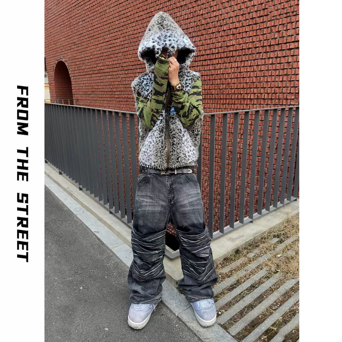 From THE STREET, a street style light Asian imitation leopard print embroidered autumn and winter vest jacket for men