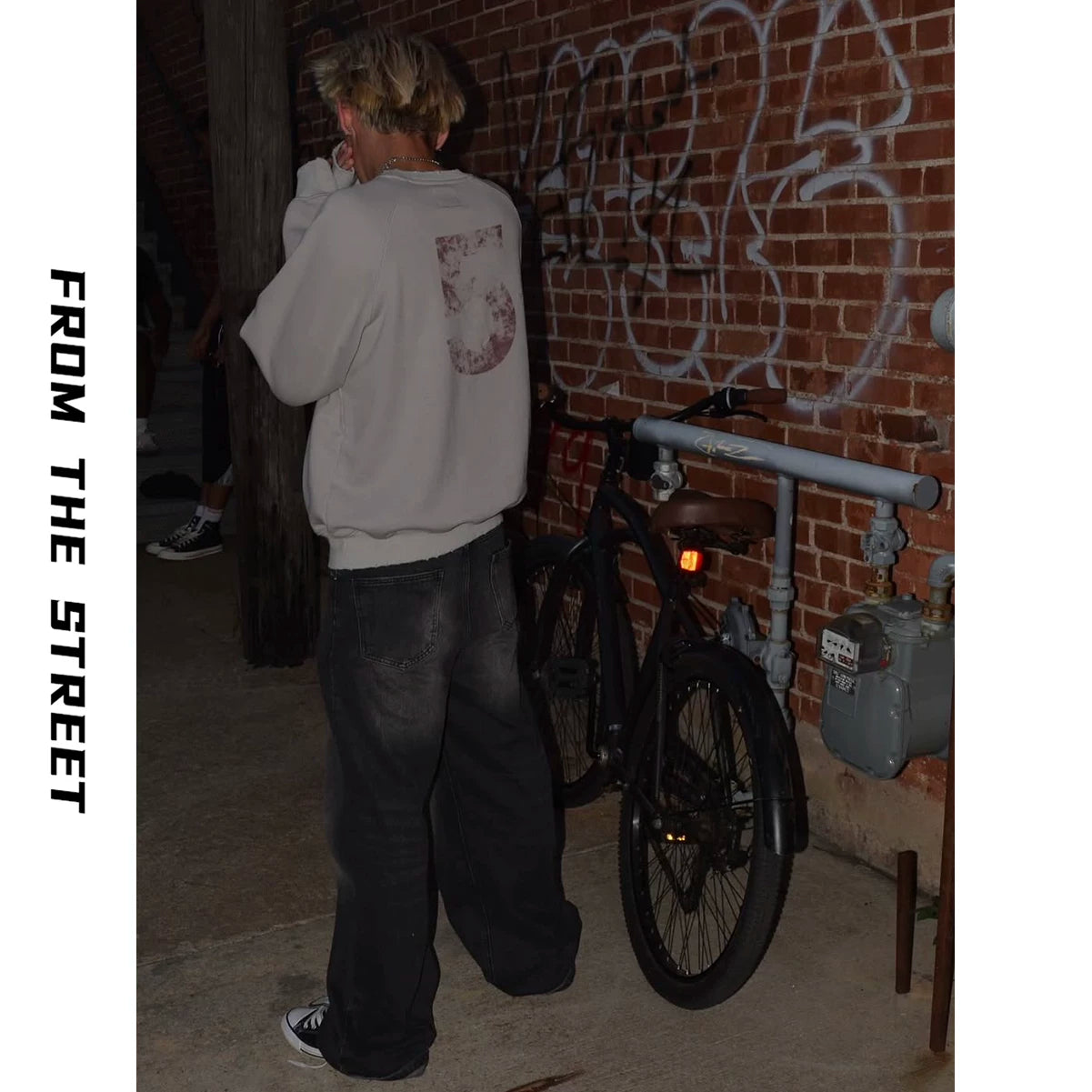 From THE STREET, a street style retro short, wide, gray autumn and winter short collection for men wearing hoodies