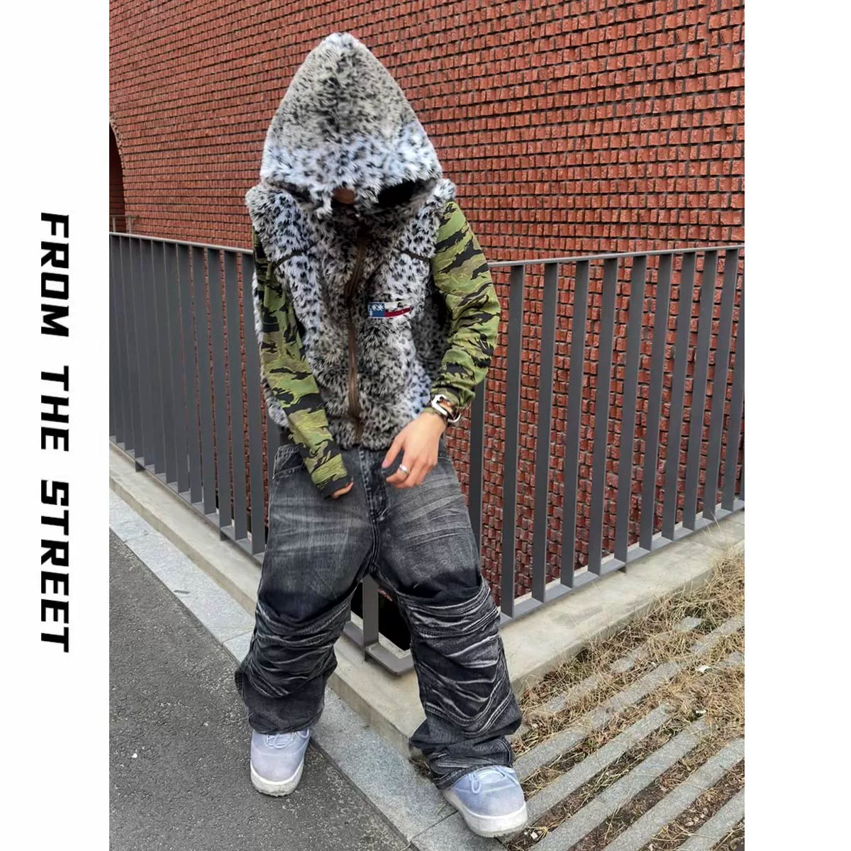 From THE STREET, a street style light Asian imitation leopard print embroidered autumn and winter vest jacket for men
