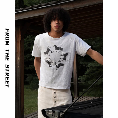 From THE STREET, a short sleeved T-shirt made of bamboo cotton with printed shoulder sleeves for the Year of the Horse on the street, designed for men