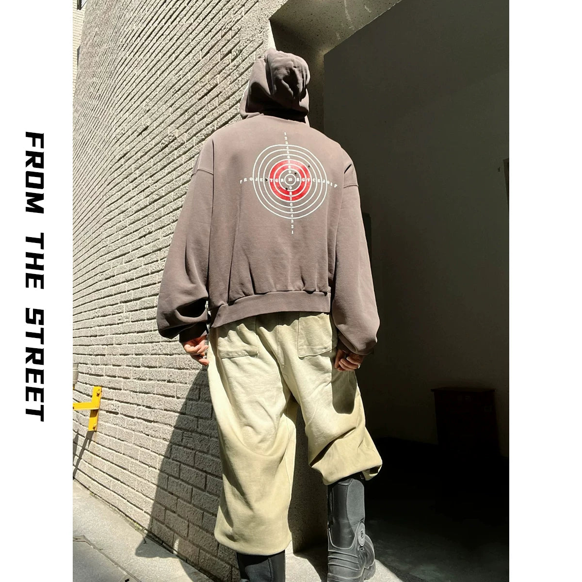 From the street, American style Vibe covers, bullet holes, bullseyes, human body prints, ripped holes, hoodies, ninja hoodies, men's and women's fashion trends