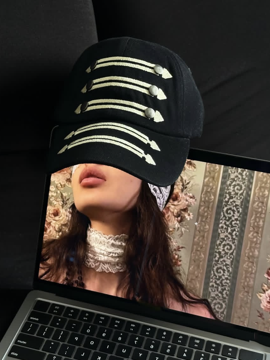 From THE STREET: Retro Embroidered Splicing Tri Color Baseball Hat and Duck Tongue Hat from the Streets