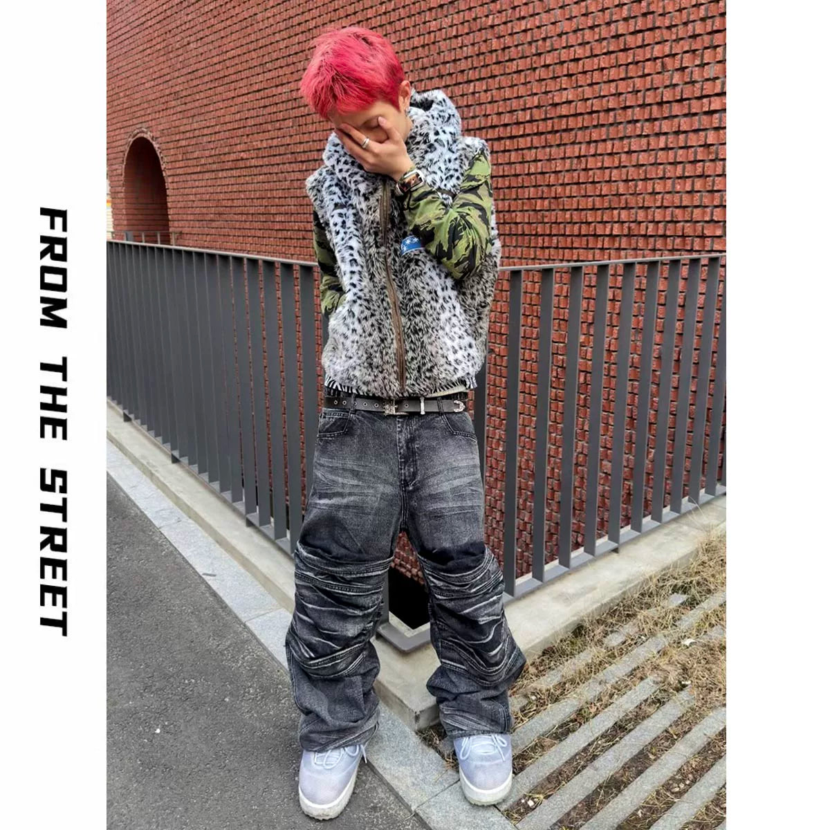 From THE STREET, a street style light Asian imitation leopard print embroidered autumn and winter vest jacket for men