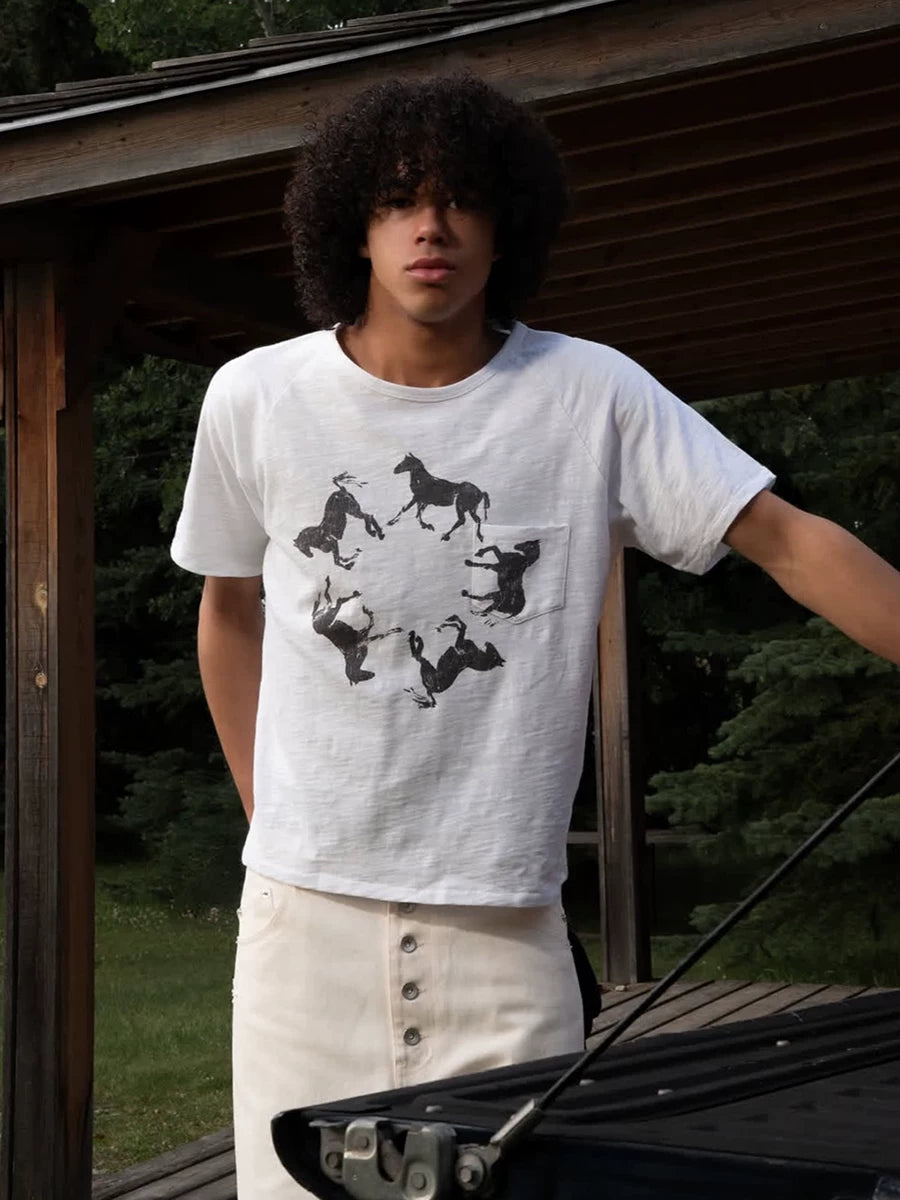 From THE STREET, a short sleeved T-shirt made of bamboo cotton with printed shoulder sleeves for the Year of the Horse on the street, designed for men